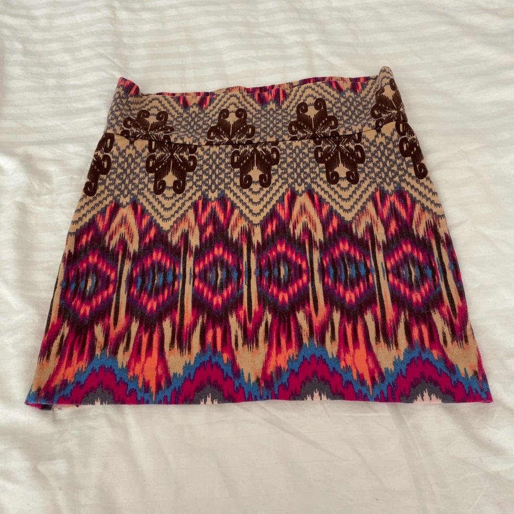 Super cute patterned & multi colored mini skirt 🌺